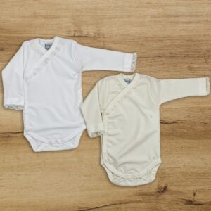 Body cruzado beige y blanco ideal bautizo.