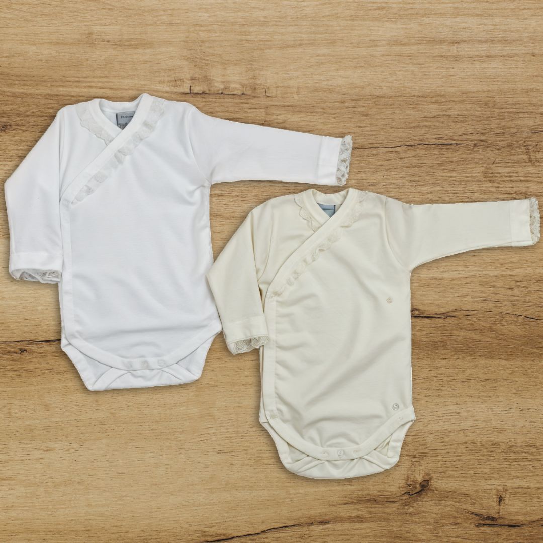 Body cruzado beige y blanco ideal bautizo.