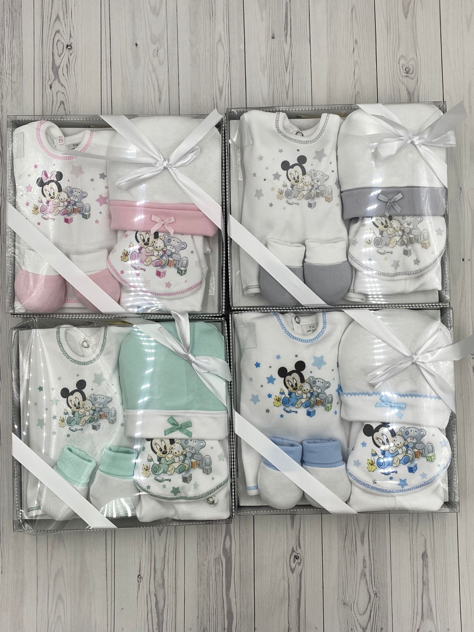 Set de recién nacido DISNEY cinco piezas algodón 100%.