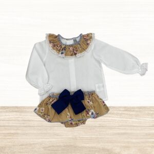 Camisa blanca cuello volante cubre pañal estampado