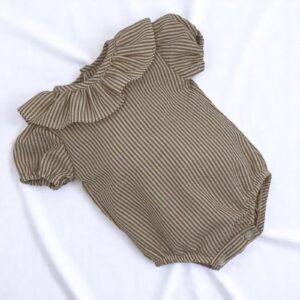 Pelele rayas camel cuello volante manga corta MASAN BEBÉ.