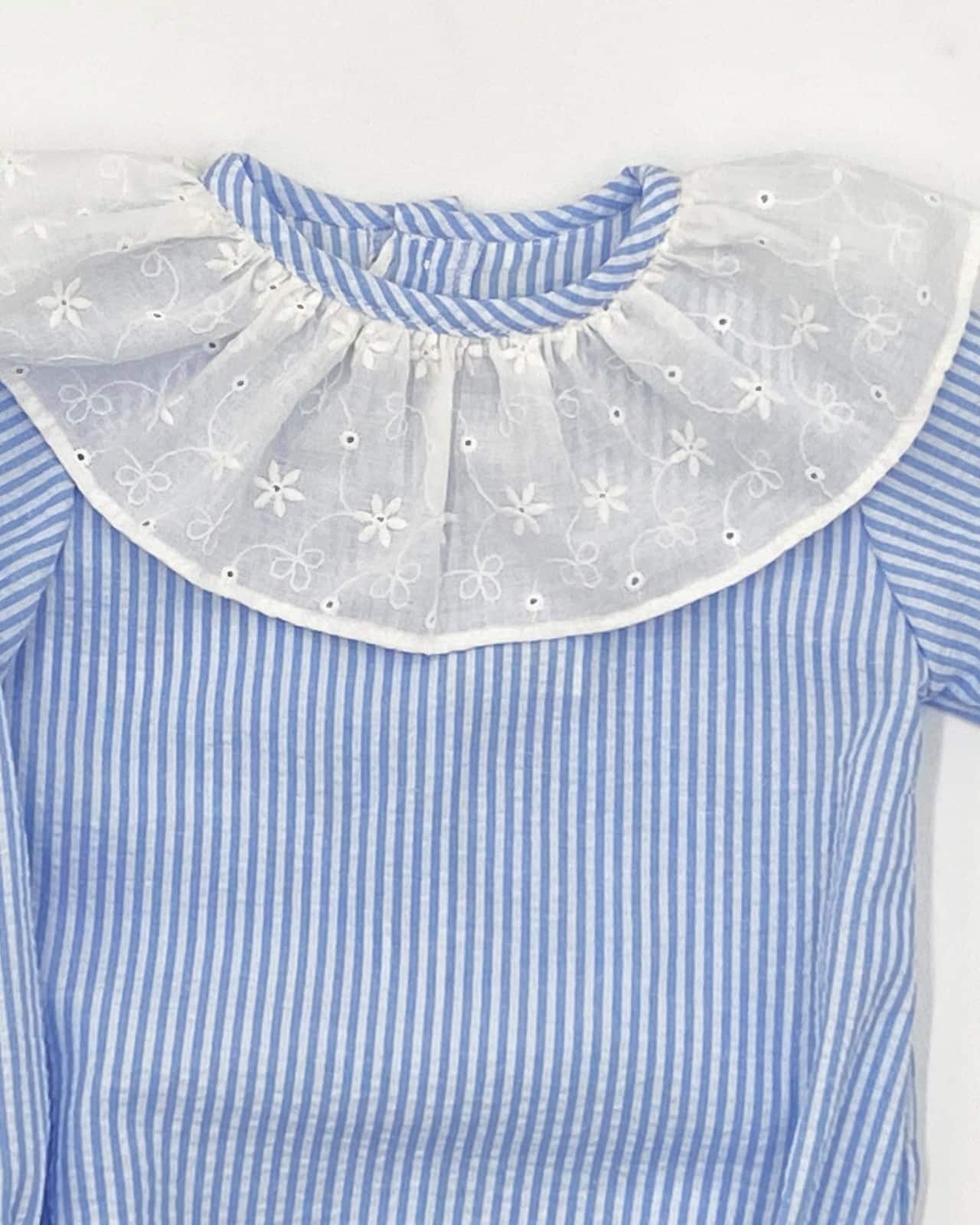Pelele raya azul cuello volante bordado (MASAN BEBÉ) - Imagen 2